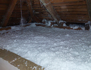 Izolace bytového domu s valbovou střechou